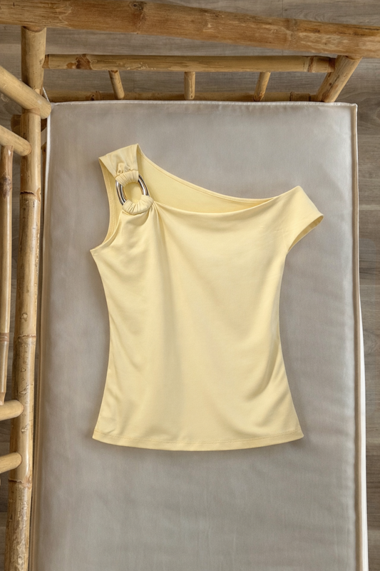 Blusa asimetría detalle dorado