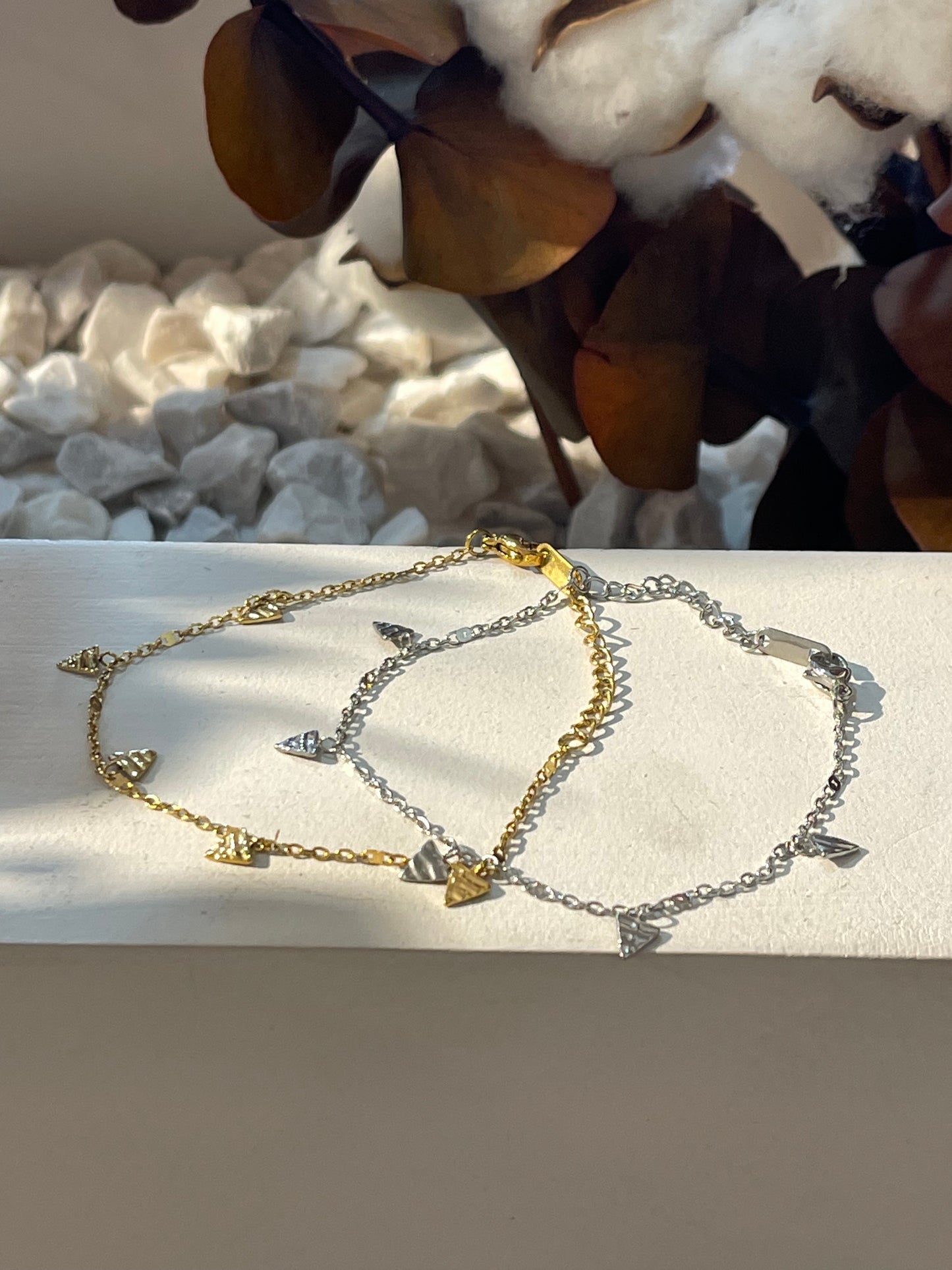 Pulsera triángulos colgantes