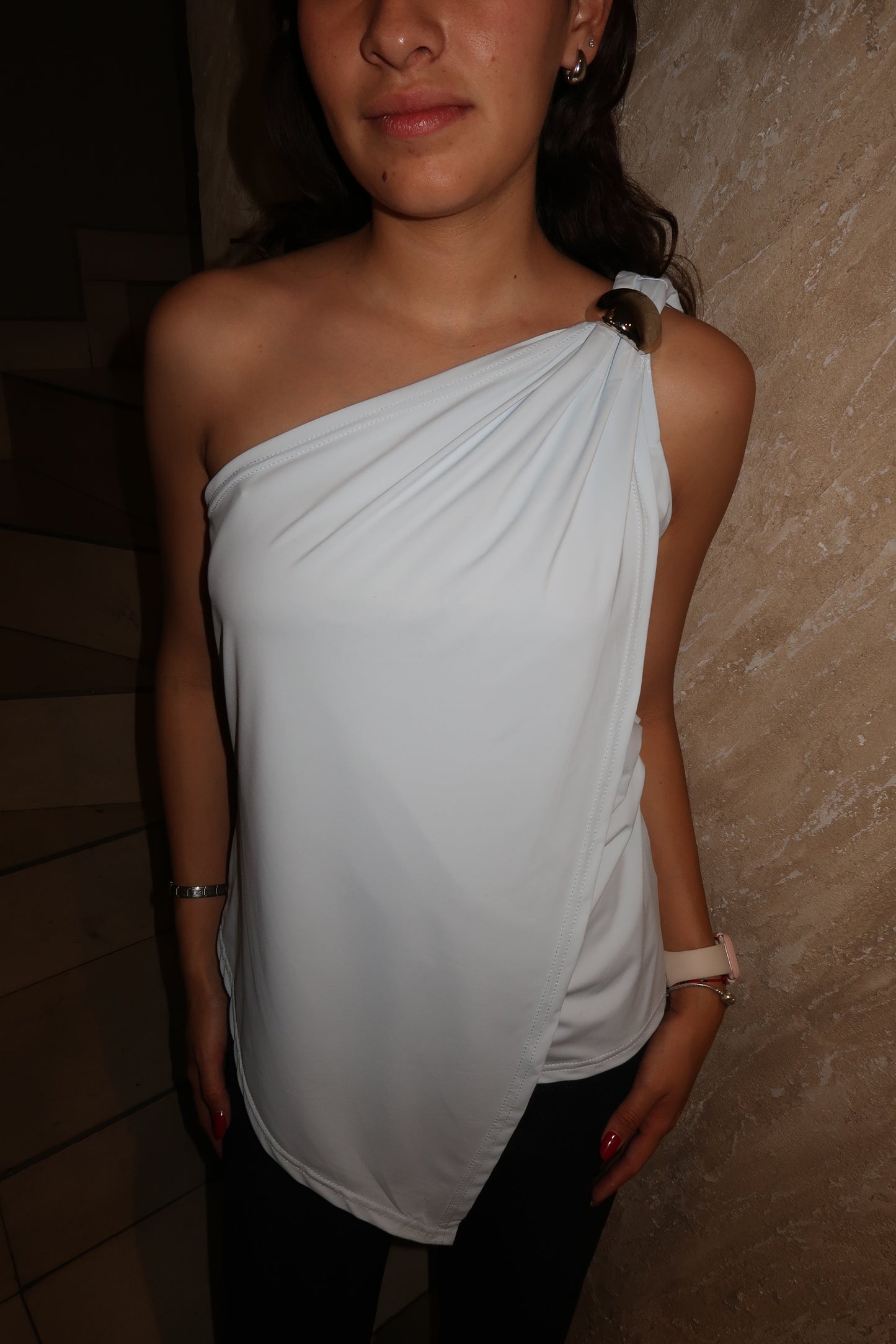 Blusa asimétrica detalle en hombro