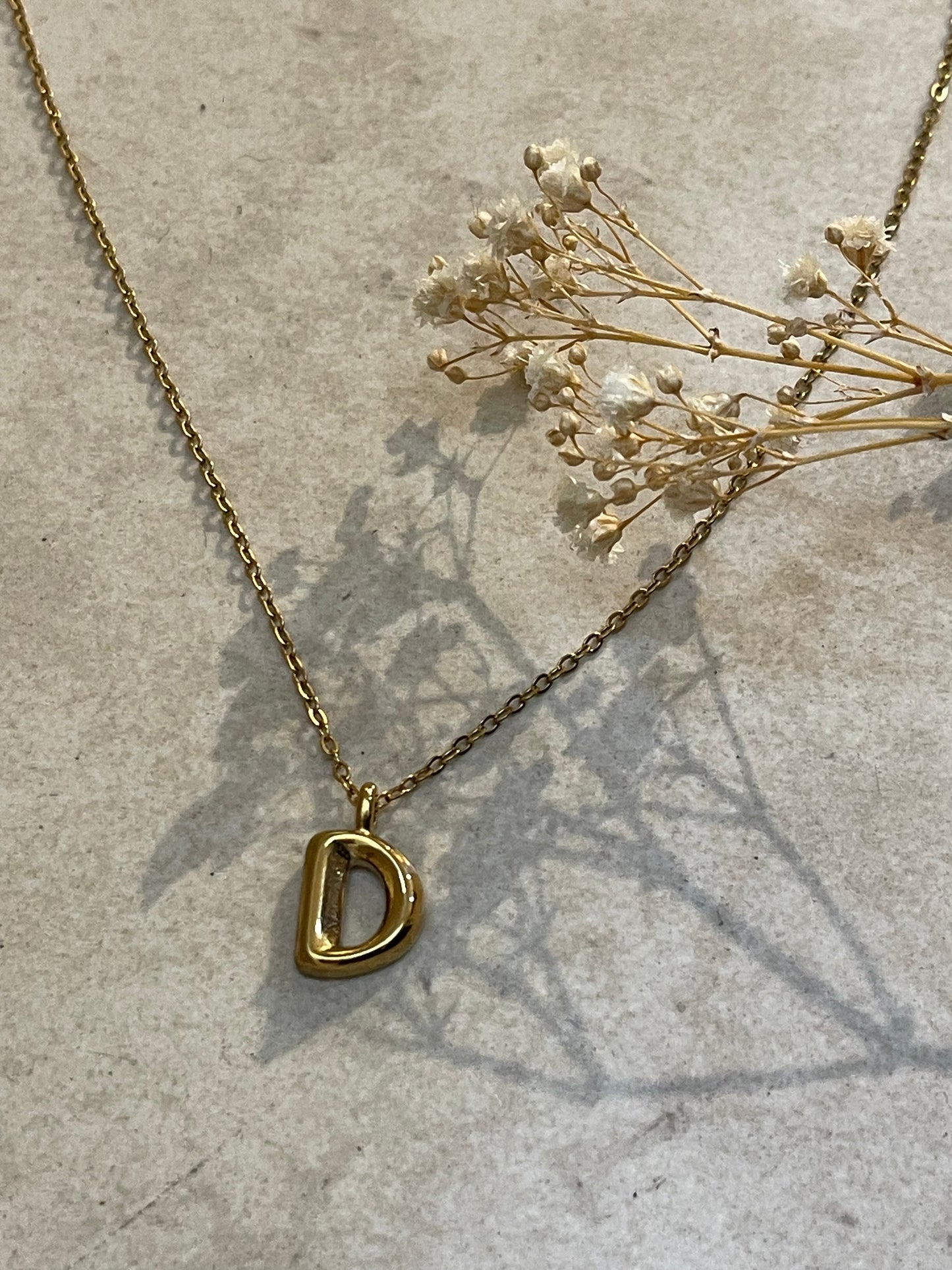 Collar letra D