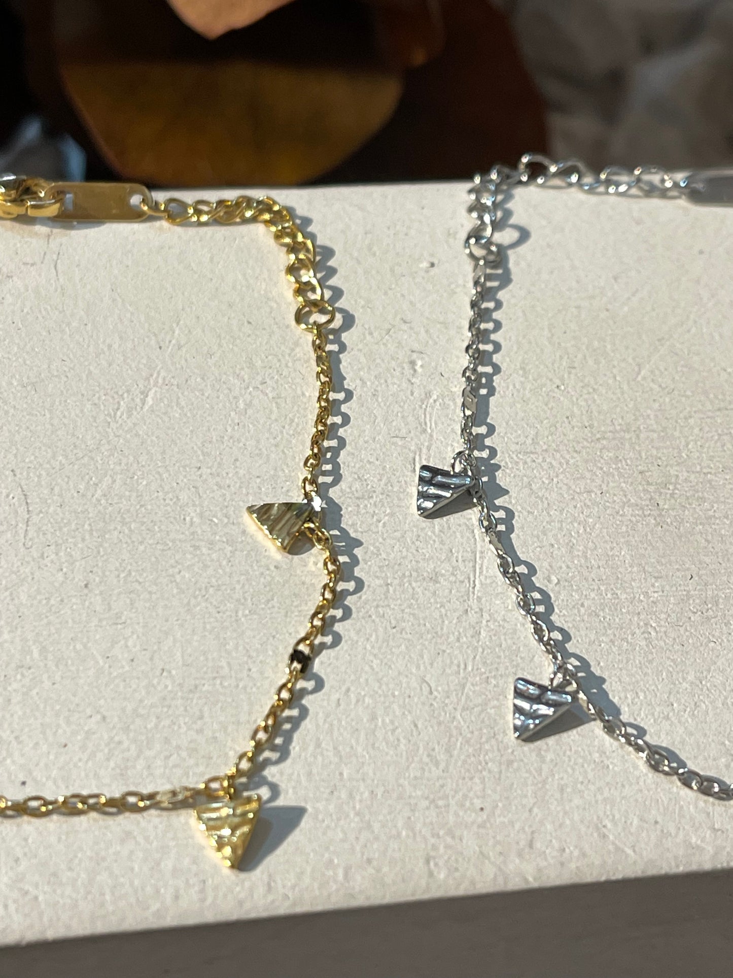 Pulsera triángulos colgantes