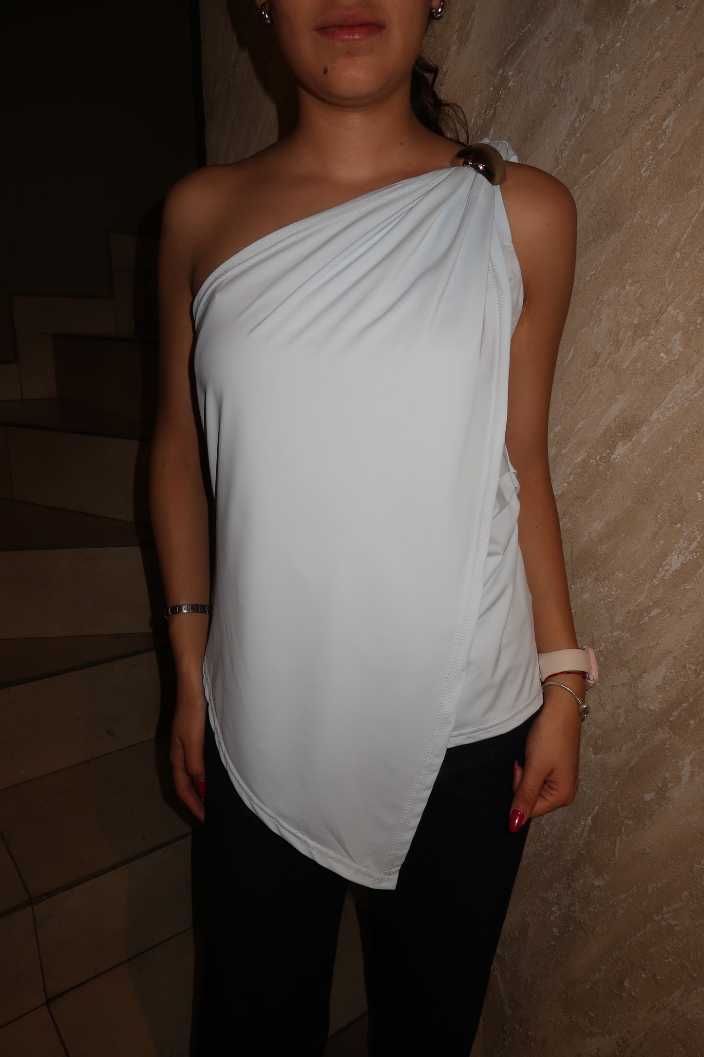 Blusa asimétrica detalle en hombro
