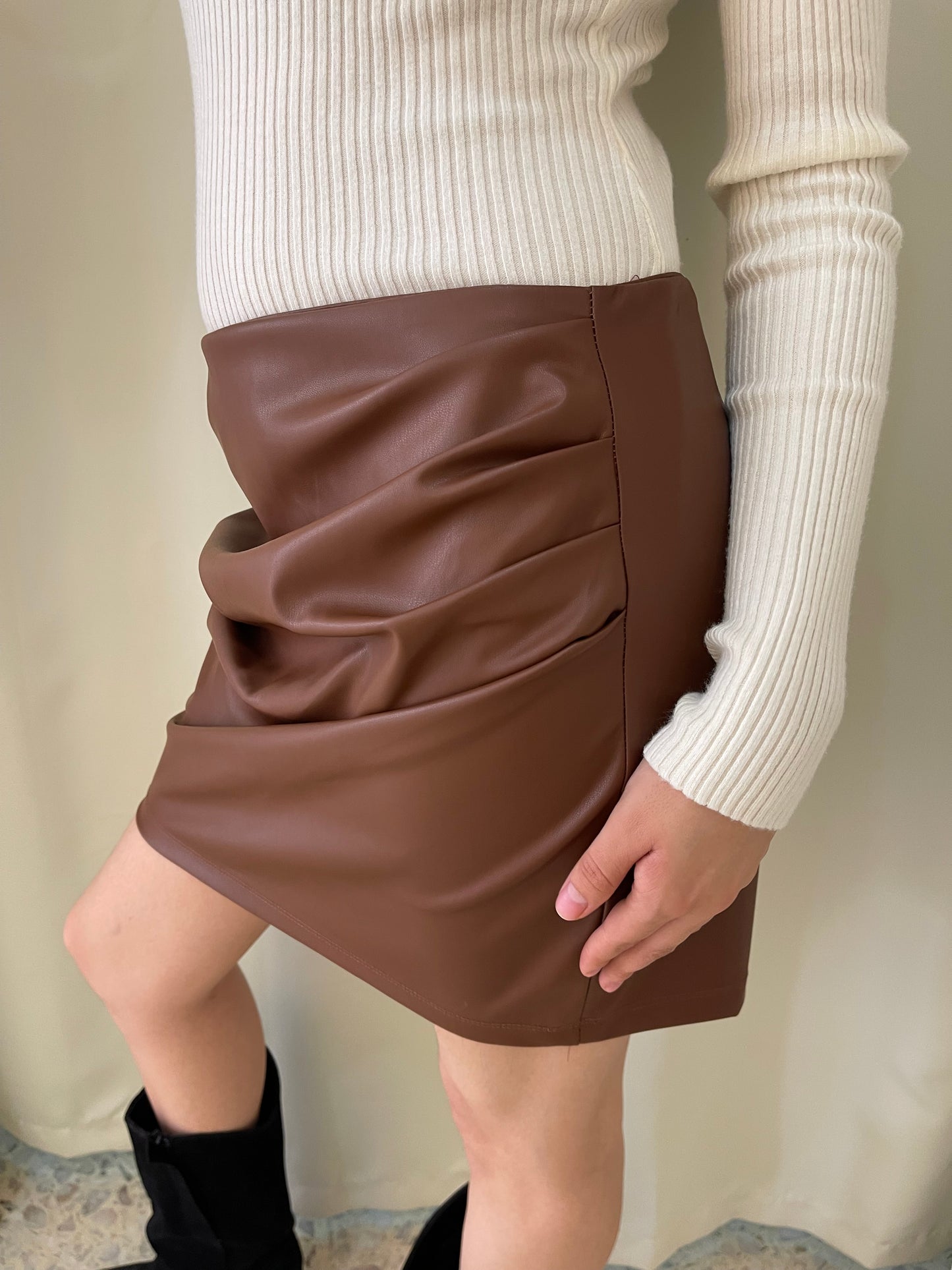 Falda vinipiel café