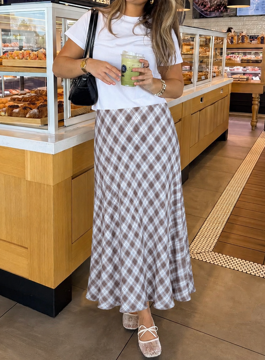 Falda corte midi con estampado plaid en tonos neutros.