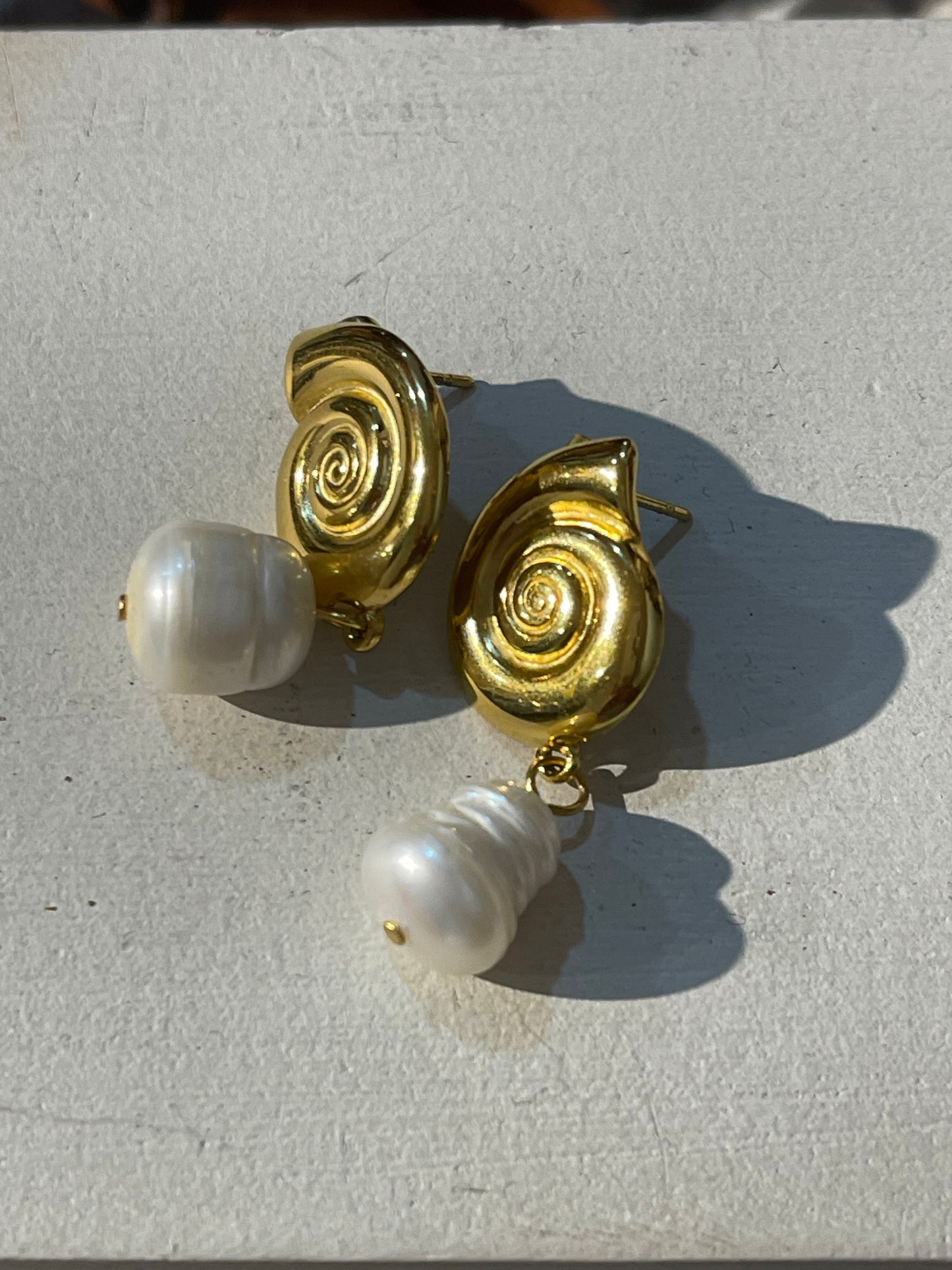Aretes caracol perla