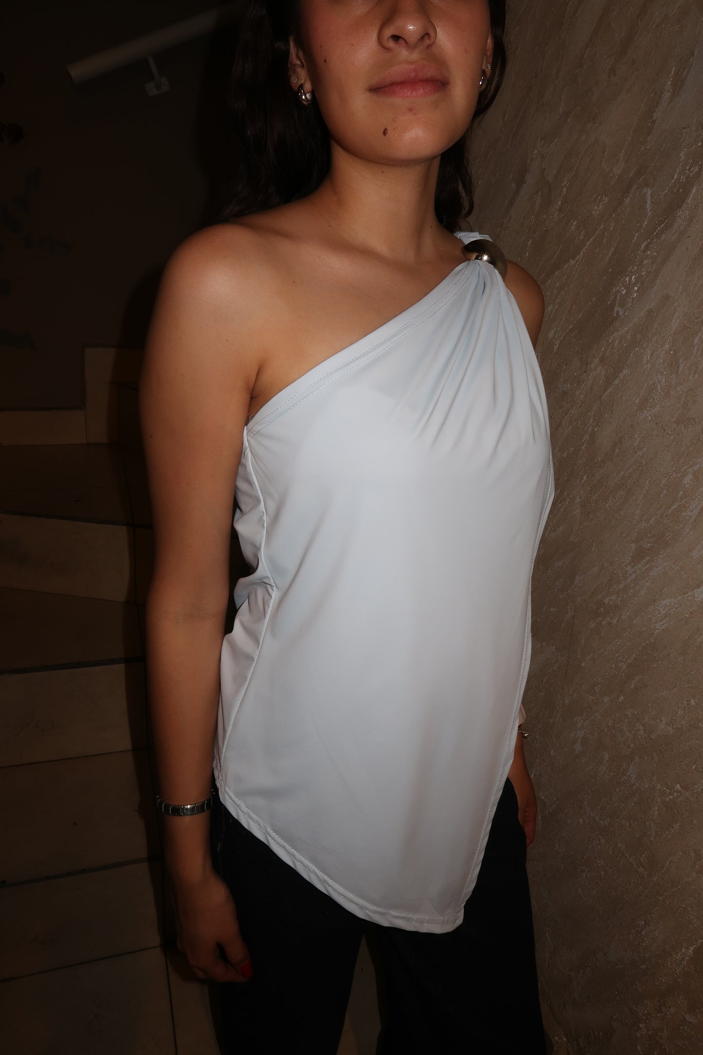 Blusa asimétrica detalle en hombro