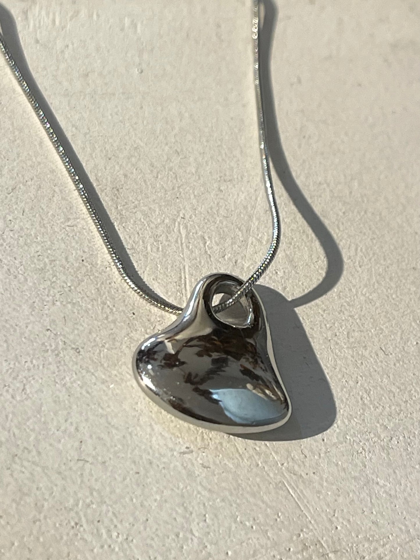 Collar corazón asimétrico